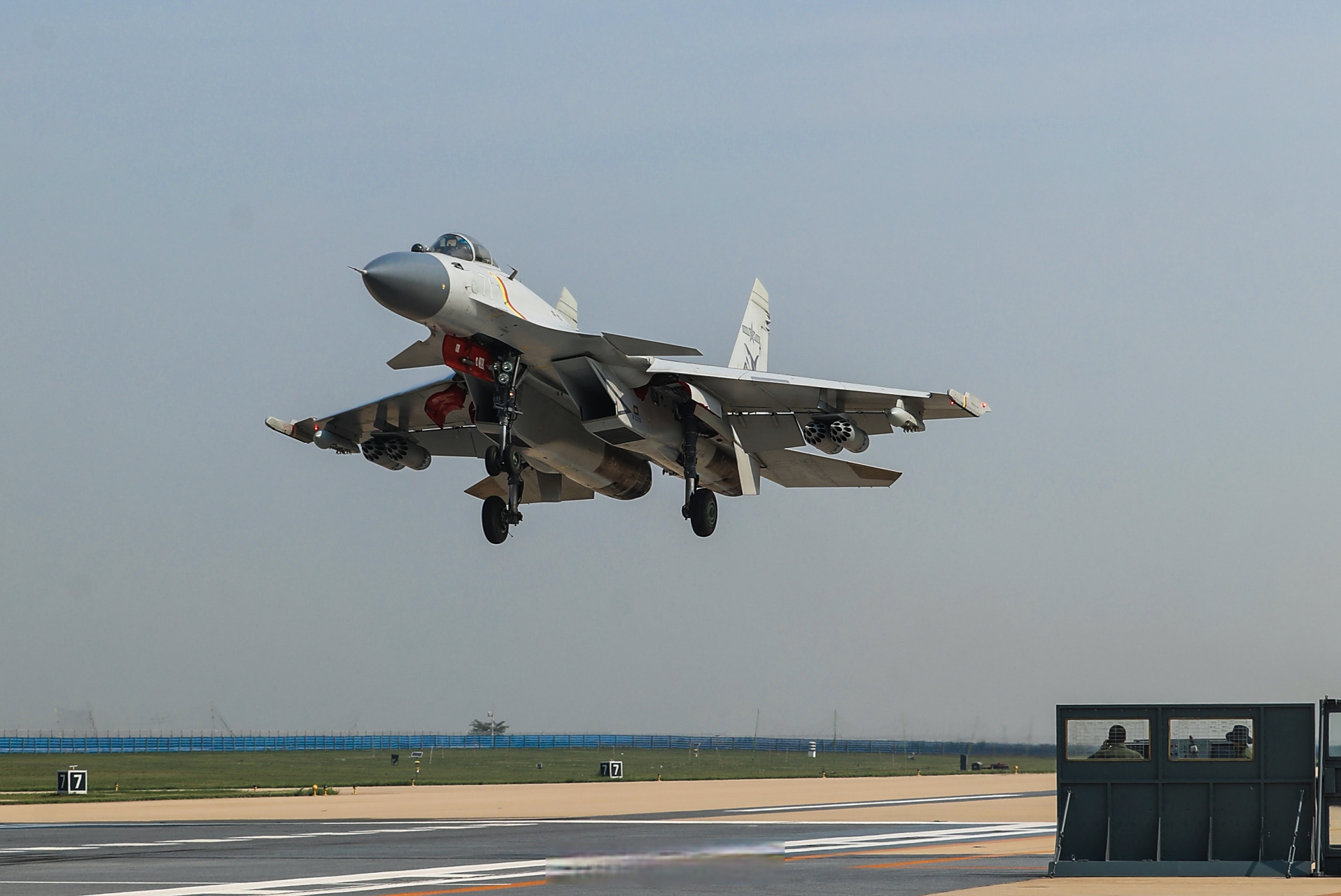 聚焦歼15实弹射击第一线#】近日,海军航空大学歼-15舰载战斗机非制导