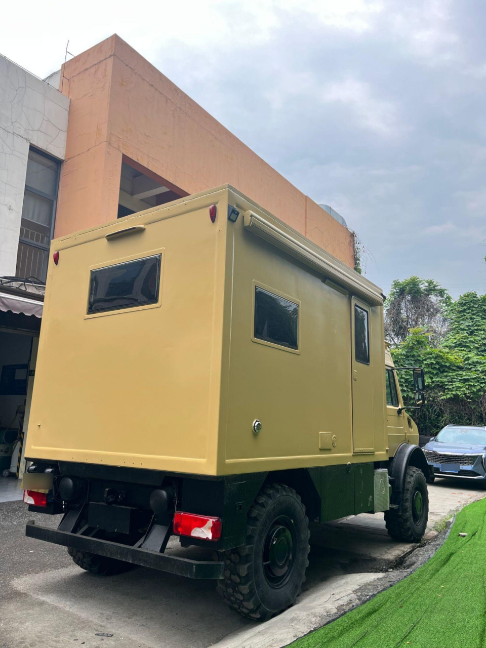 【车型配置】 (1)进口奔驰乌尼莫克02u400002底盘0202 (2)