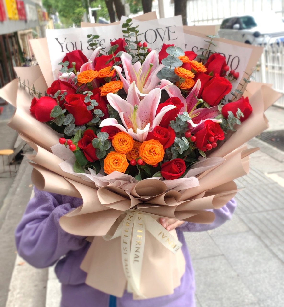 传统经典款红玫瑰百合混搭花束