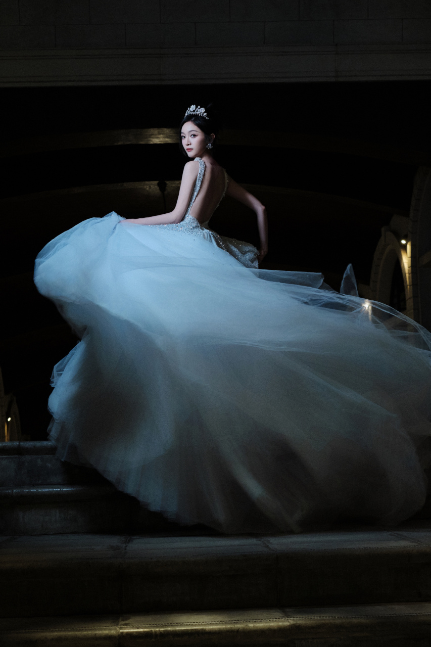 吴宣仪白色婚纱裙,浪漫甜美