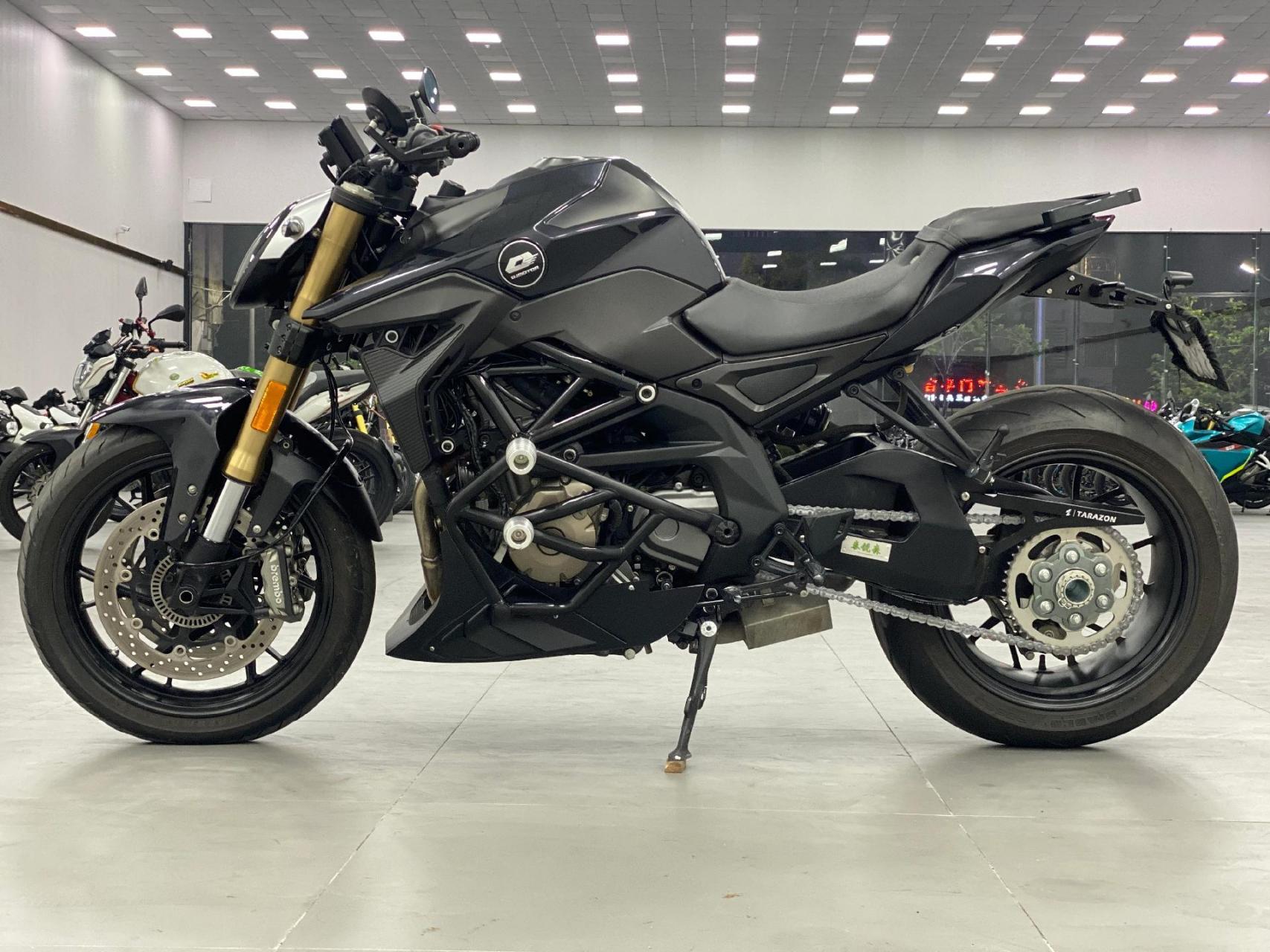 【品牌车型】qjmoto追600(圆灯版) 【上牌年份】2021年 【行驶里程】