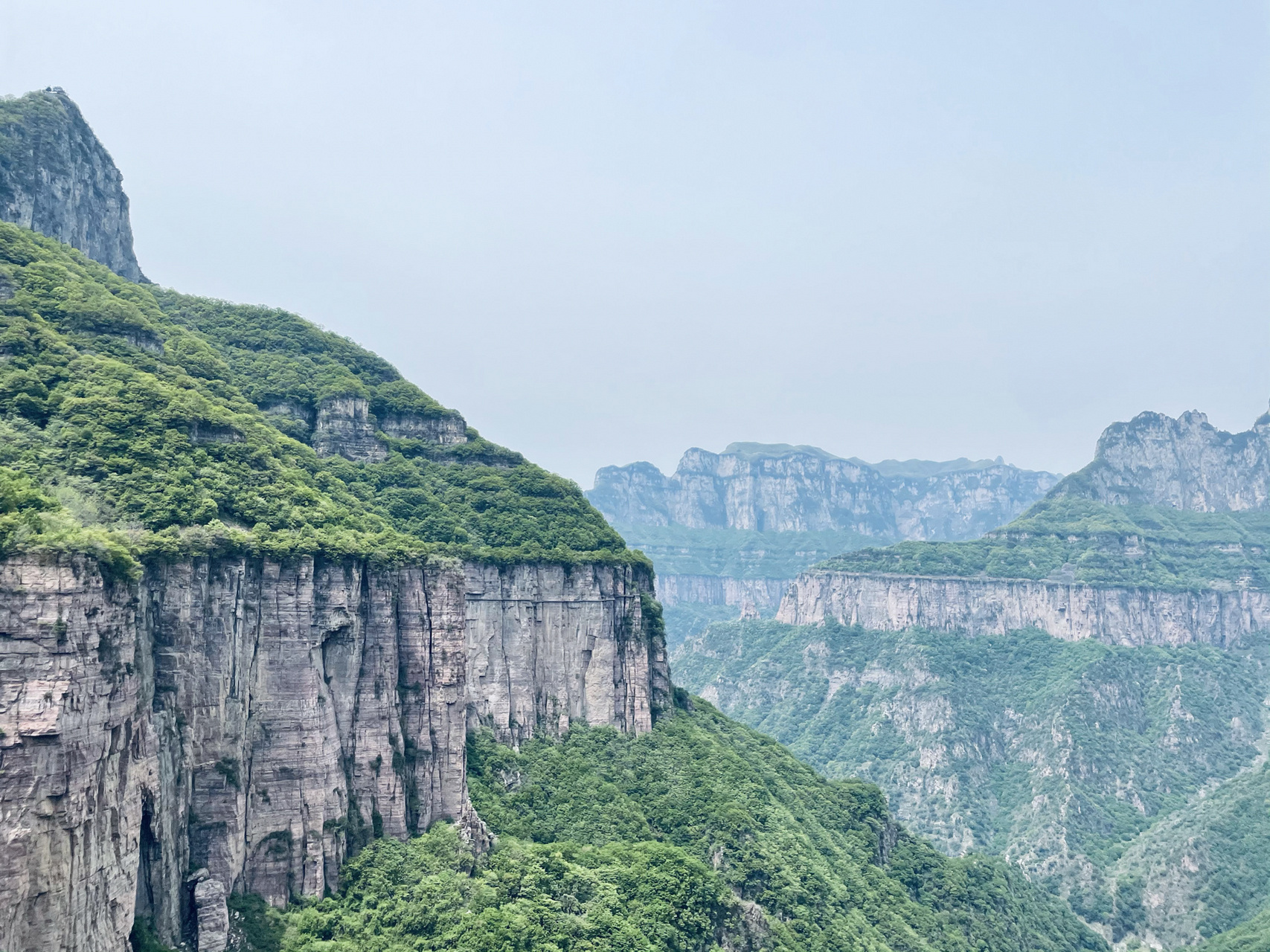 (去八里沟的06人群大排长龙,天界山的同伴稀稀了了,当时心里还有点