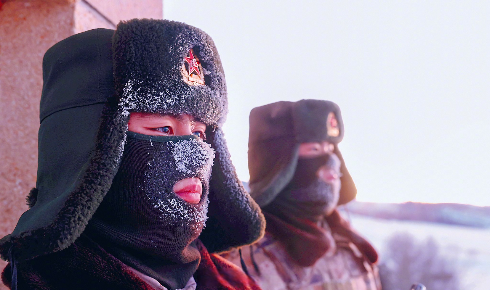 边防官兵踏雪巡边】已是初春,祖国的西北边陲依然寒风凛凛,皑皑白雪