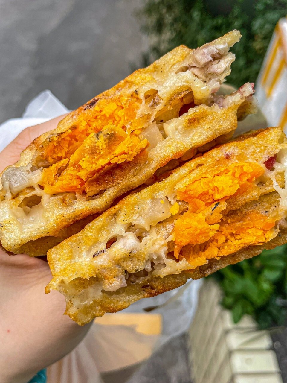 香芋咸蛋黄炉底糍绝9199 · 是台山的著名小吃,叫炉底磁~ 看着很