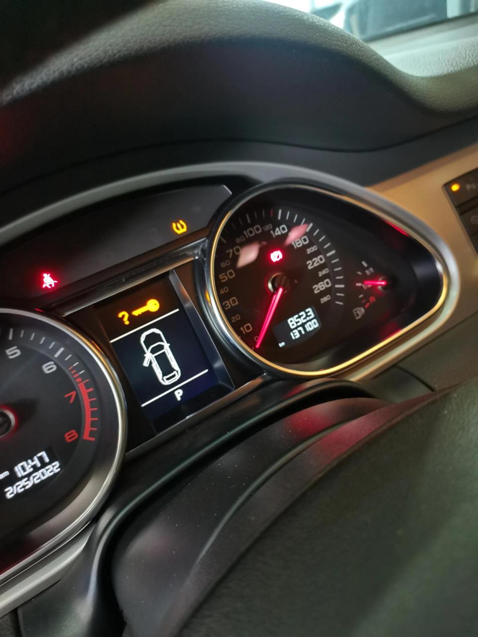 奥迪q7胎压灯常亮,报02645自适应悬架机械故障,清楚故障码跑一跑又亮