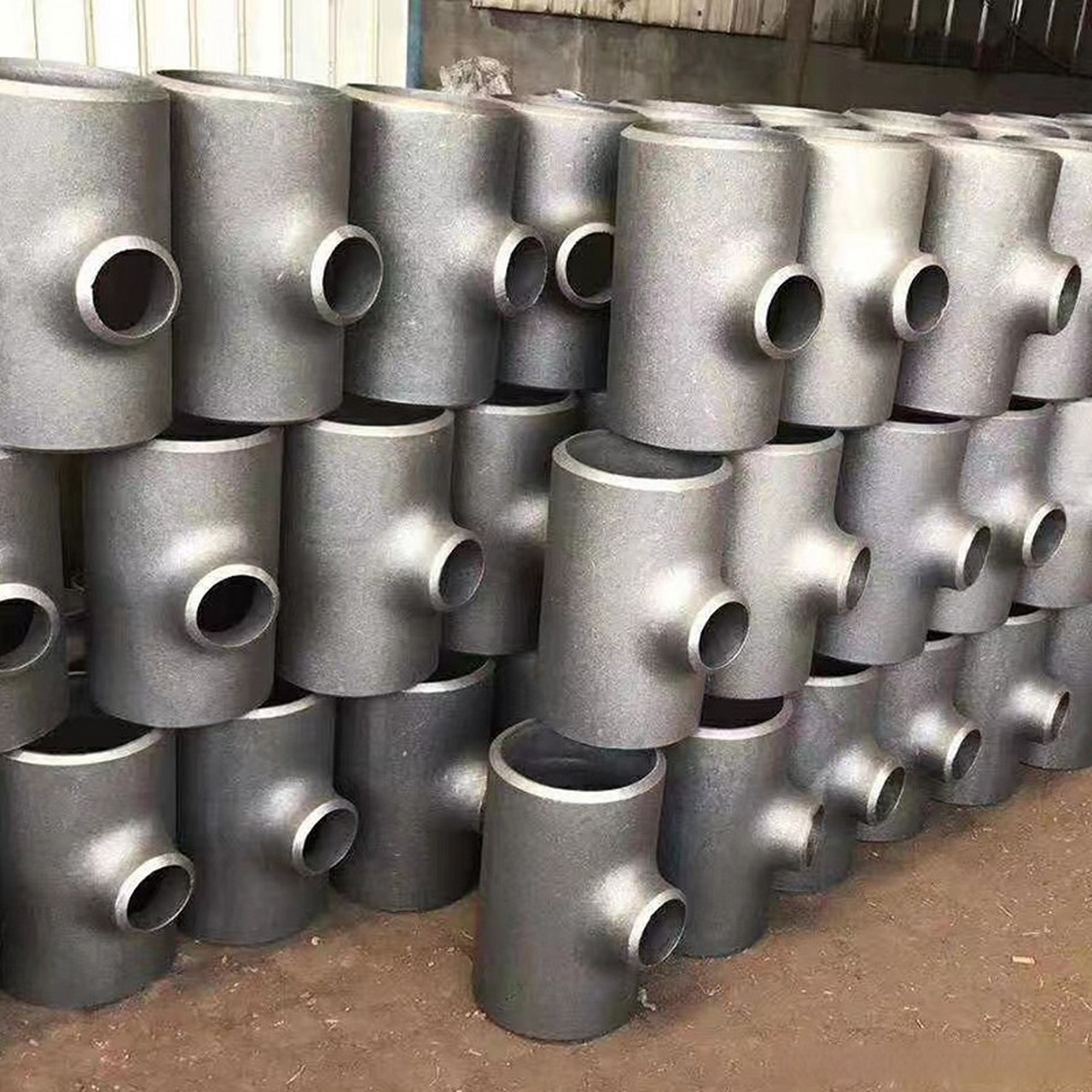 不锈钢三通管件是安装不锈钢管道时常用的连接管件.