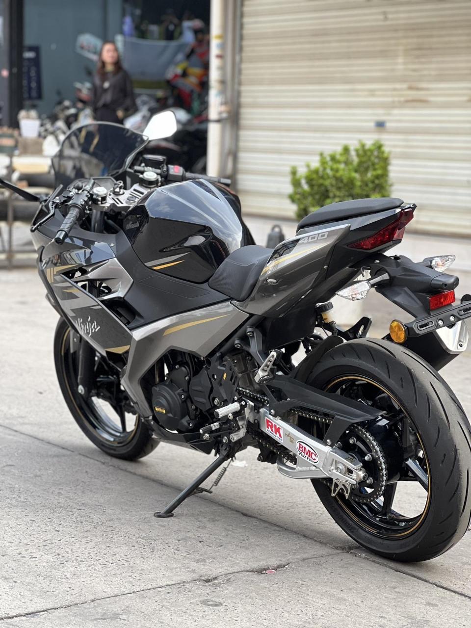 22年川崎ninja400 改装赛用铝合金倒叉后摇臂 s22轮胎 增高脚踏 分离