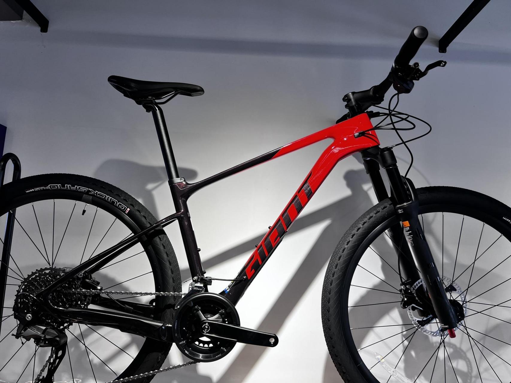 捷安特一万块最值得买的xtcadv3全车碳纤维车架,气压前叉,禧玛诺22速