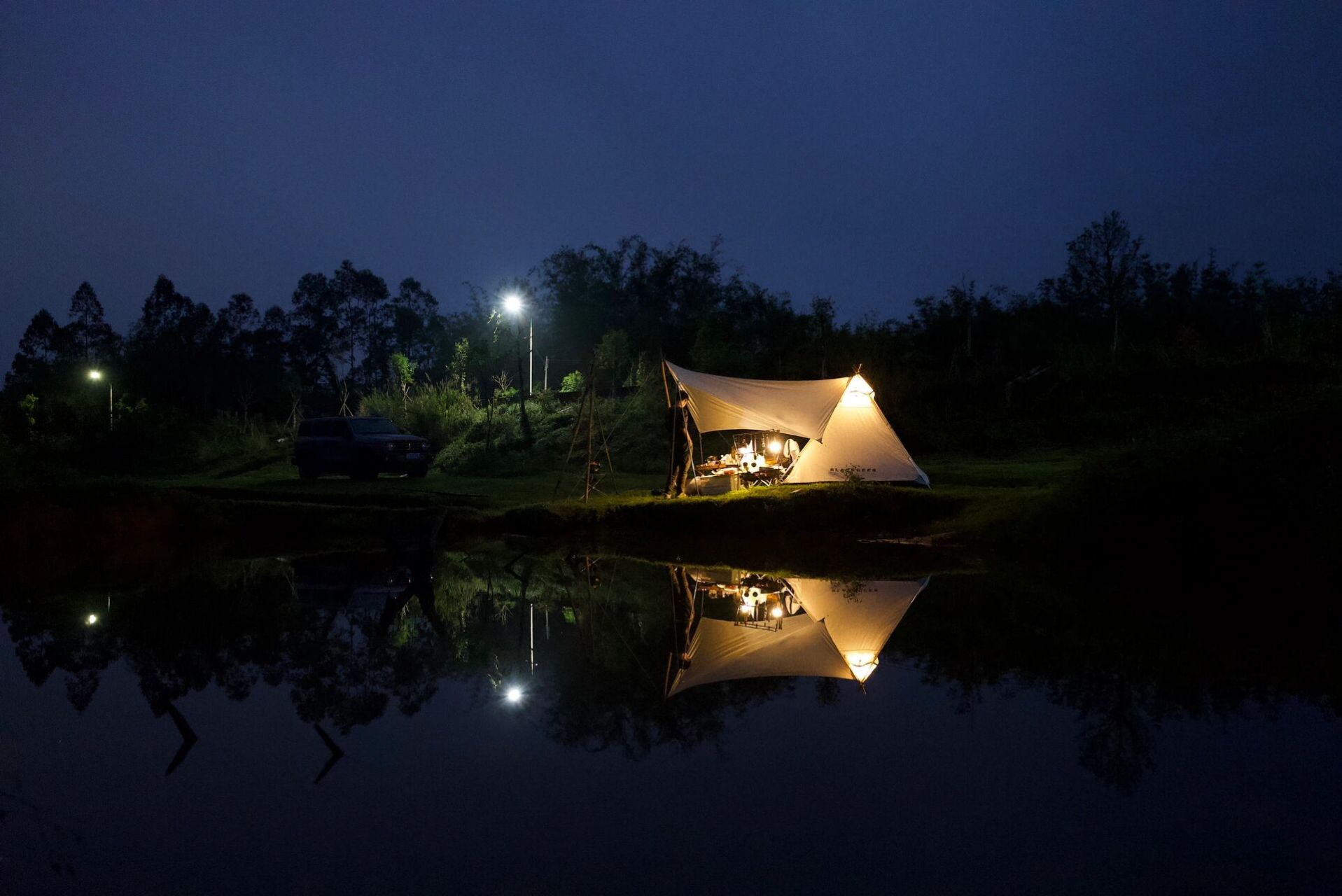 露营去哪6315|惠州藏了这片绿草溪边野营地 这里水清草绿,有牛有