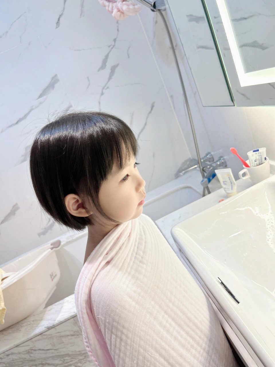 小女孩可爱短发