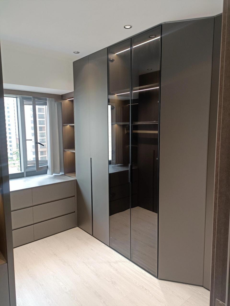 全屋定制-现代轻奢风 绅士灰门板搭配胡桃色柜体,看上去是不是很高级?