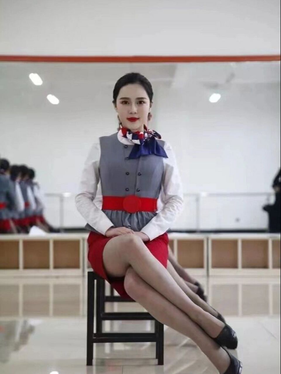 快速get到空乘坐姿技巧 坐姿是一种可以维持较长时间的工作劳动姿势