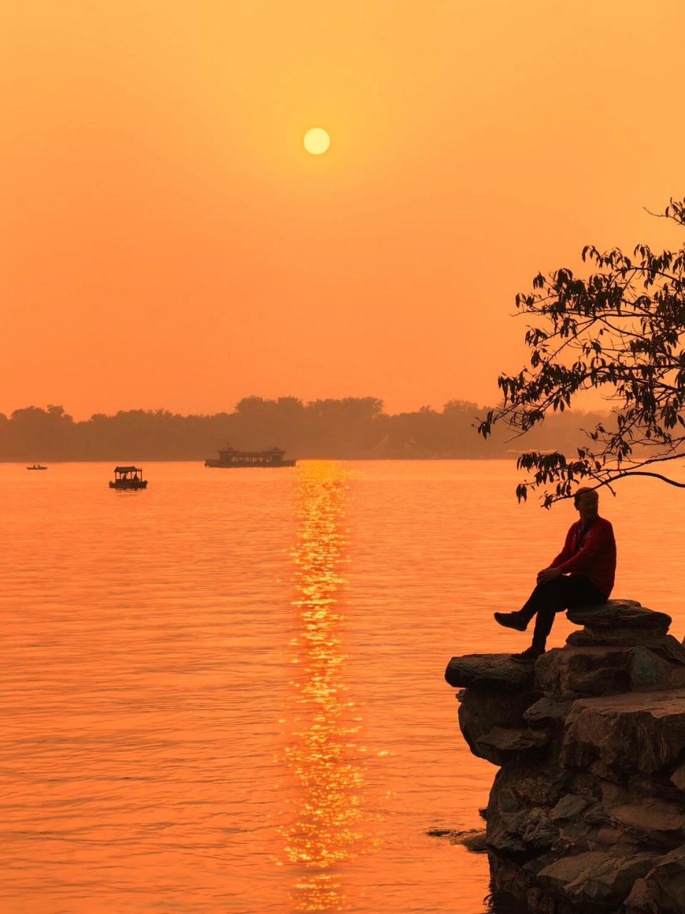 前几天拍了两组不同风格的湖边美景 一组是夕阳下的暖色调 一组