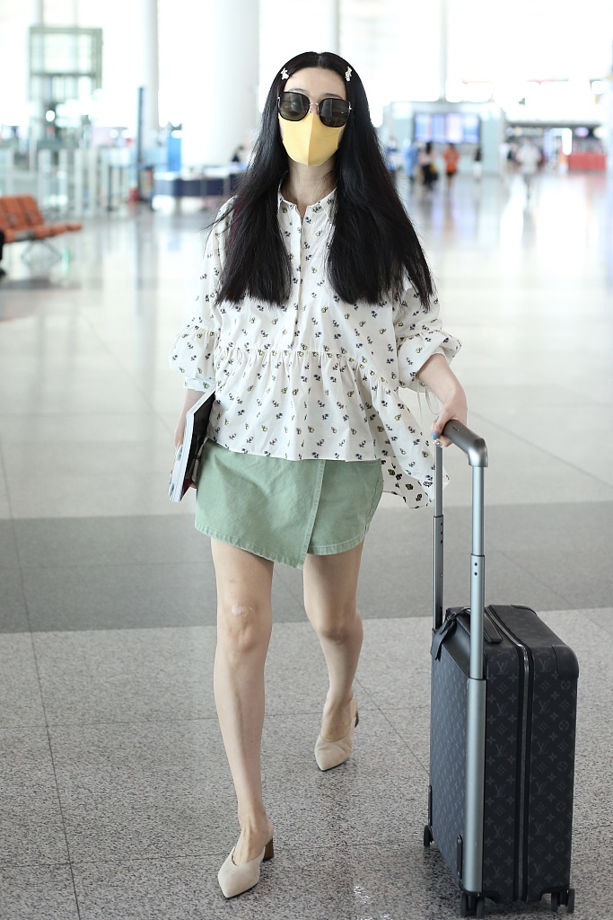 【范冰冰穿清新绿裙大秀白皙美腿】7月25日,@范冰冰 亮相北京机场