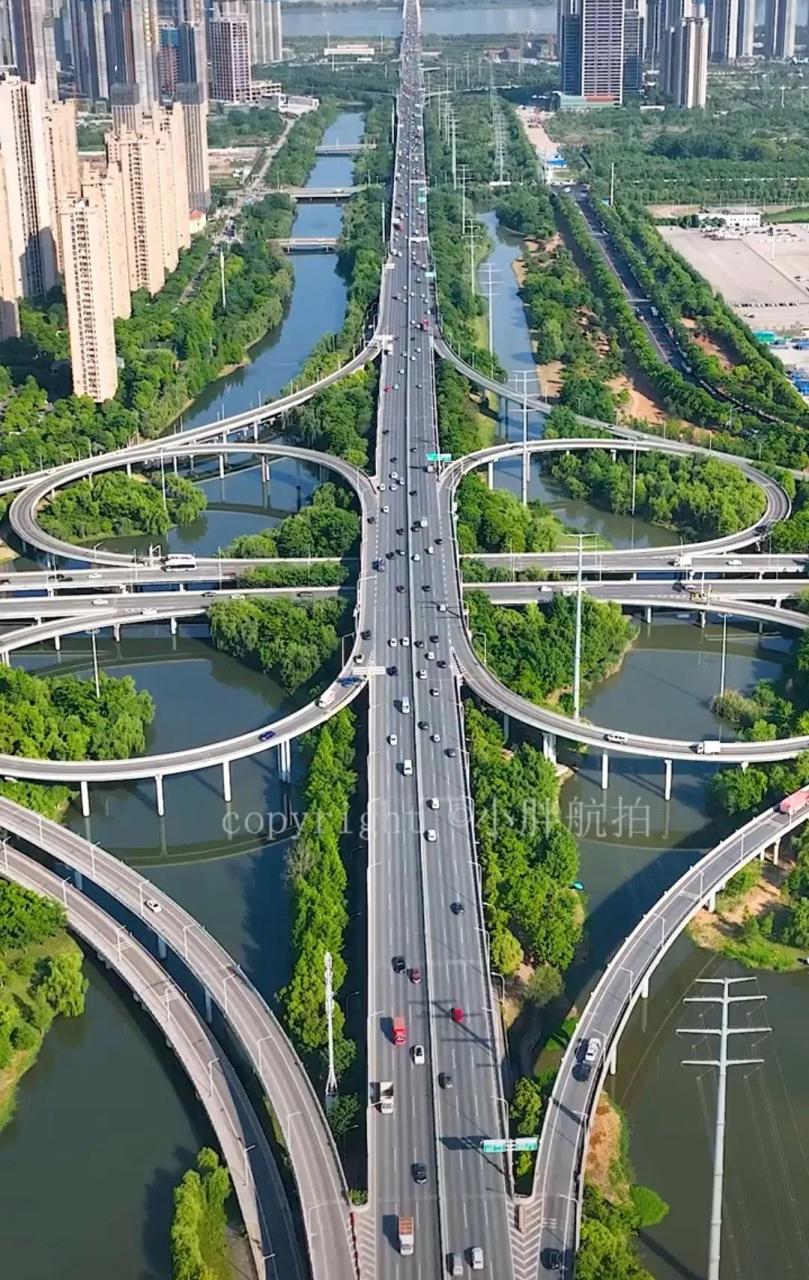 武汉最美水上立交梅子立交,连接东西,前面就是白沙洲大桥.