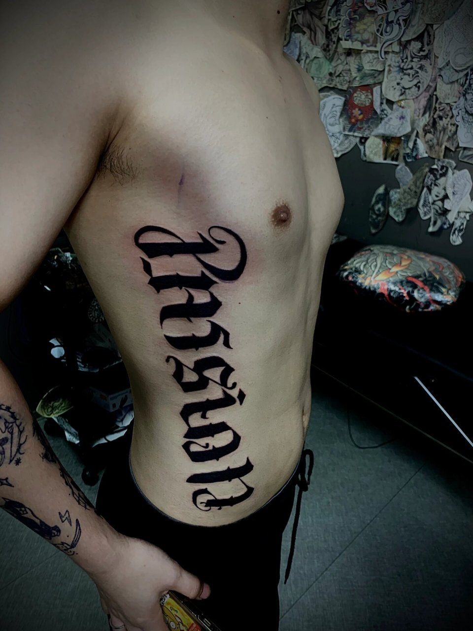 朴宰范同款侧腰纹身 很多纹身师天天网上说要原创,要独一无二,模仿