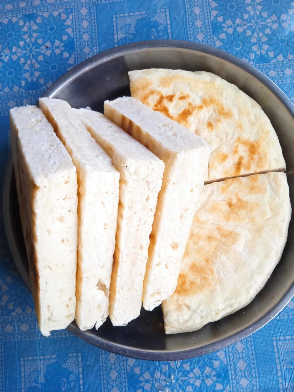 自己动手炕的发面饼子,一个饼子切四半,厚厚的饼子一看就好吃.