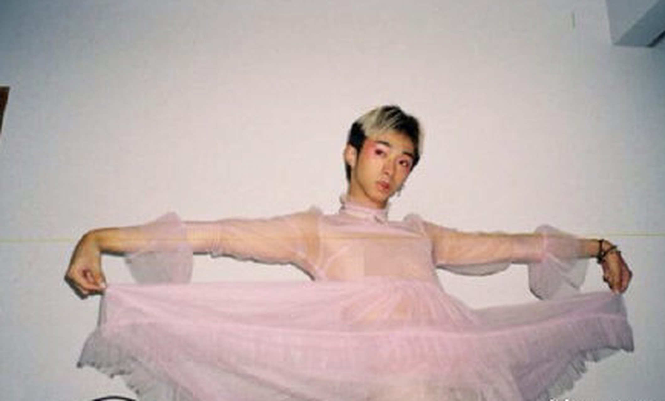 怎么看伊能静儿子再晒女装照#伊能静的儿子哈利分享一组组女装照照 