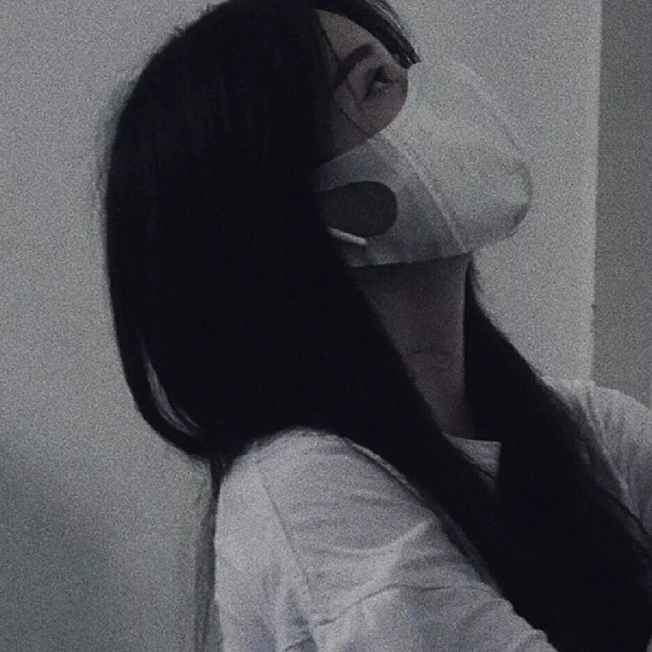 emo95女生黑色头像07真人_^94无水印 这种头像好少啊