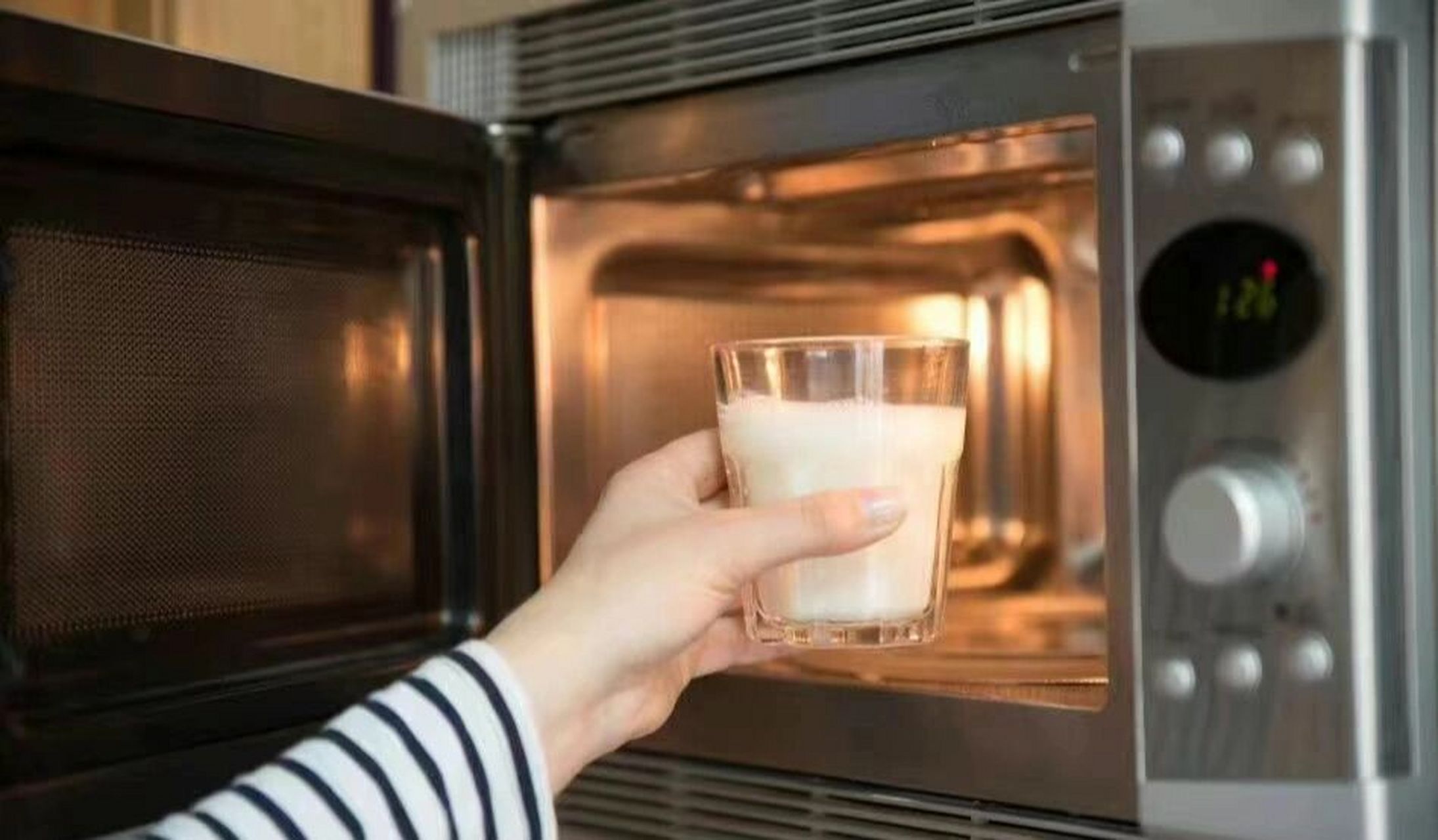 天冷了这四招加热牛奶最能保留营养 天冷了,冰箱里拿出来的牛奶拔凉拔