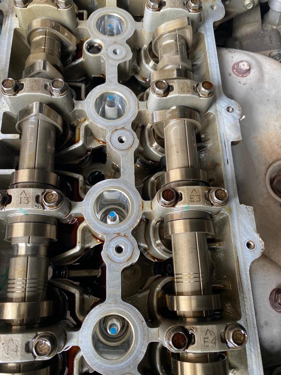 起亚k2更换原厂气门室盖垫 16万公里发动机新得一样