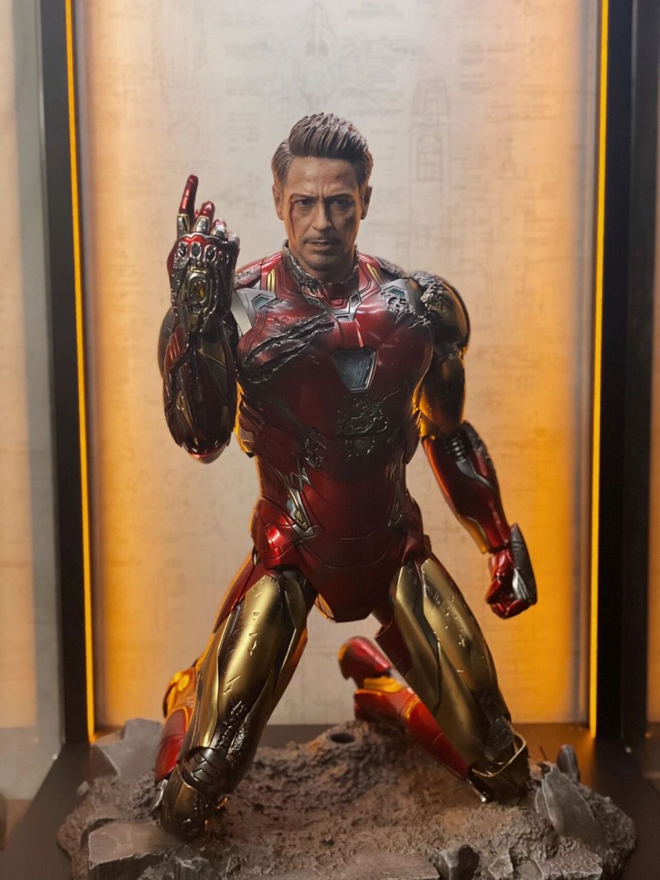 还原钢铁侠打响指瞬间   今天刚好是复联4国内上映三周年,前不久预订