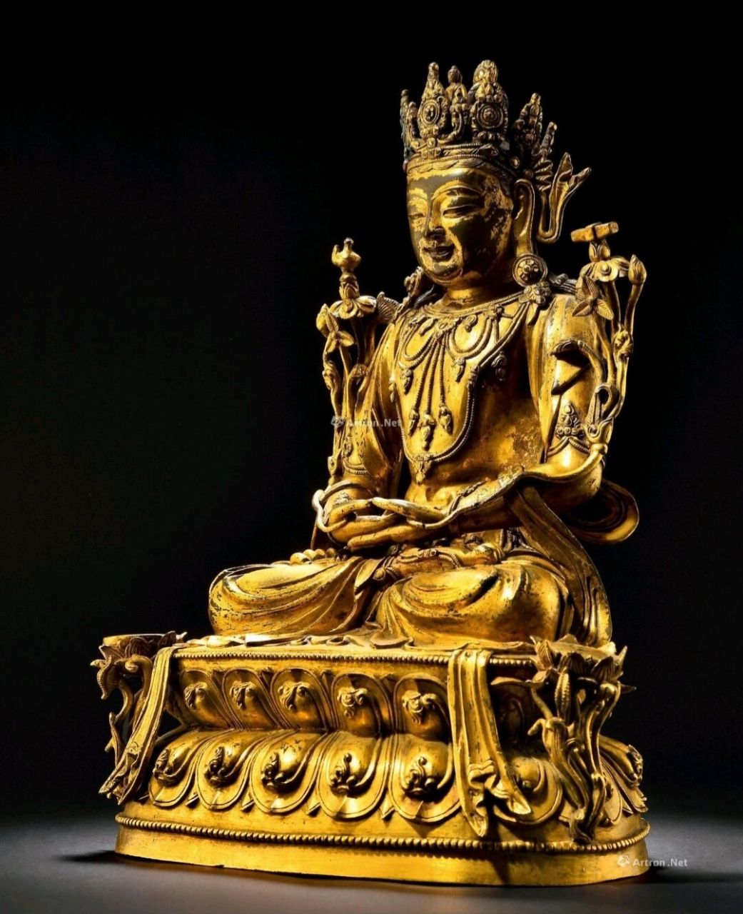明代 观音菩萨像 观世音菩萨结跏趺坐,一面二臂,头戴宝冠,高发髻前雕
