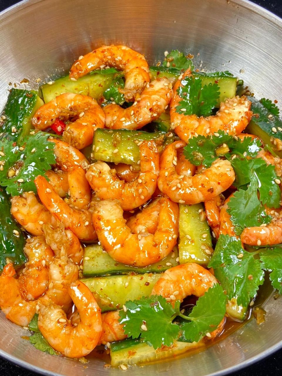 今天分享这个凉拌虾仁黄瓜,巨掉秤! 酸酸辣辣,鲜香入味,嘎嘎的香!