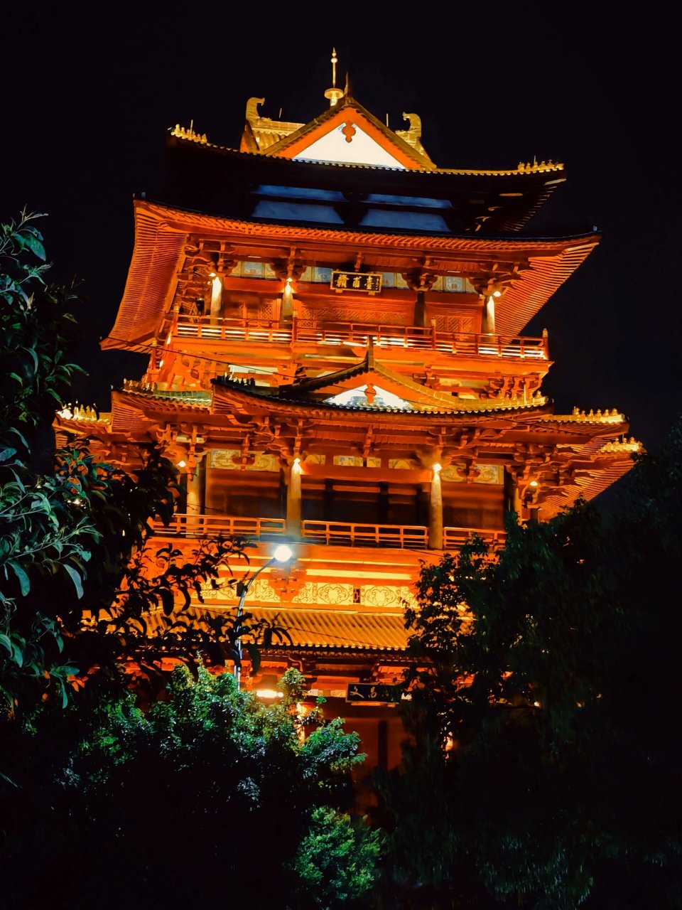 夜晚的文昌阁 乍一看跟黄鹤楼有点点像