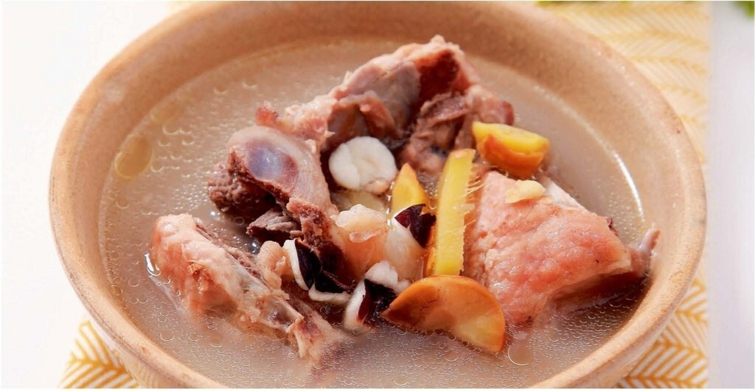 儿童日常保健汤谱健脑益智类 栗子芡实煲排骨汤 做法 1.