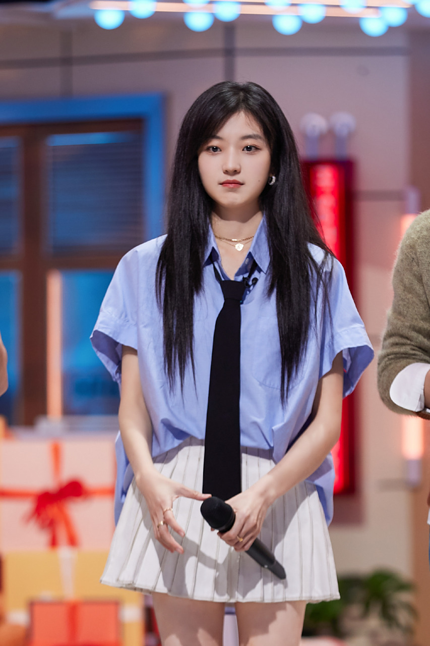 孙千学院风穿搭组图,黑长直发,蓝色衬衫白色短裙,又甜又美