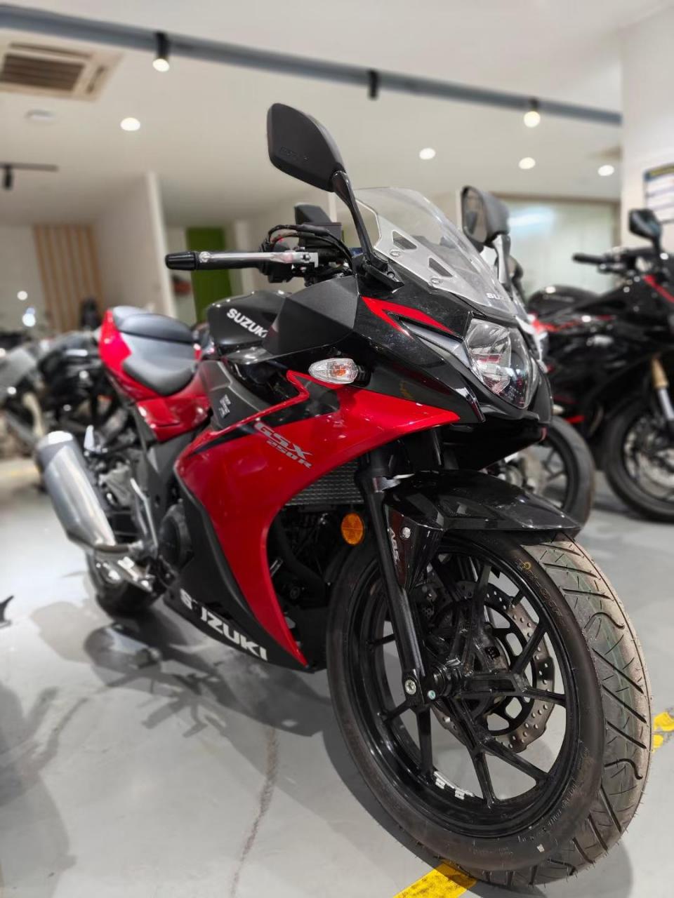 豪爵铃木 gsx250 22.7月出厂,全新车!没有加油通电!手续齐全!