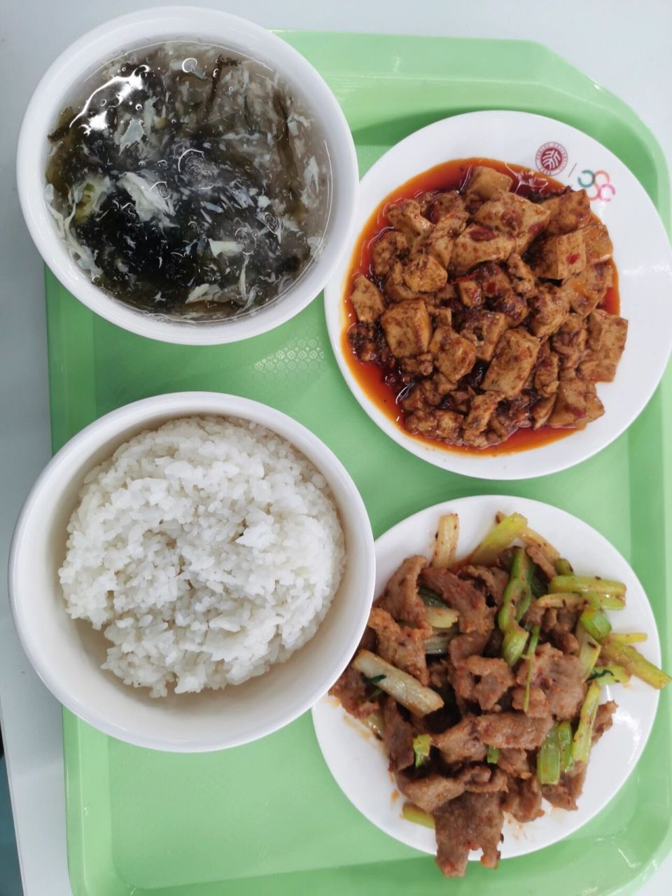 北大食堂的一顿饭,大家猜猜多少钱 孜然烤肉 麻婆豆腐 紫菜汤 米饭三