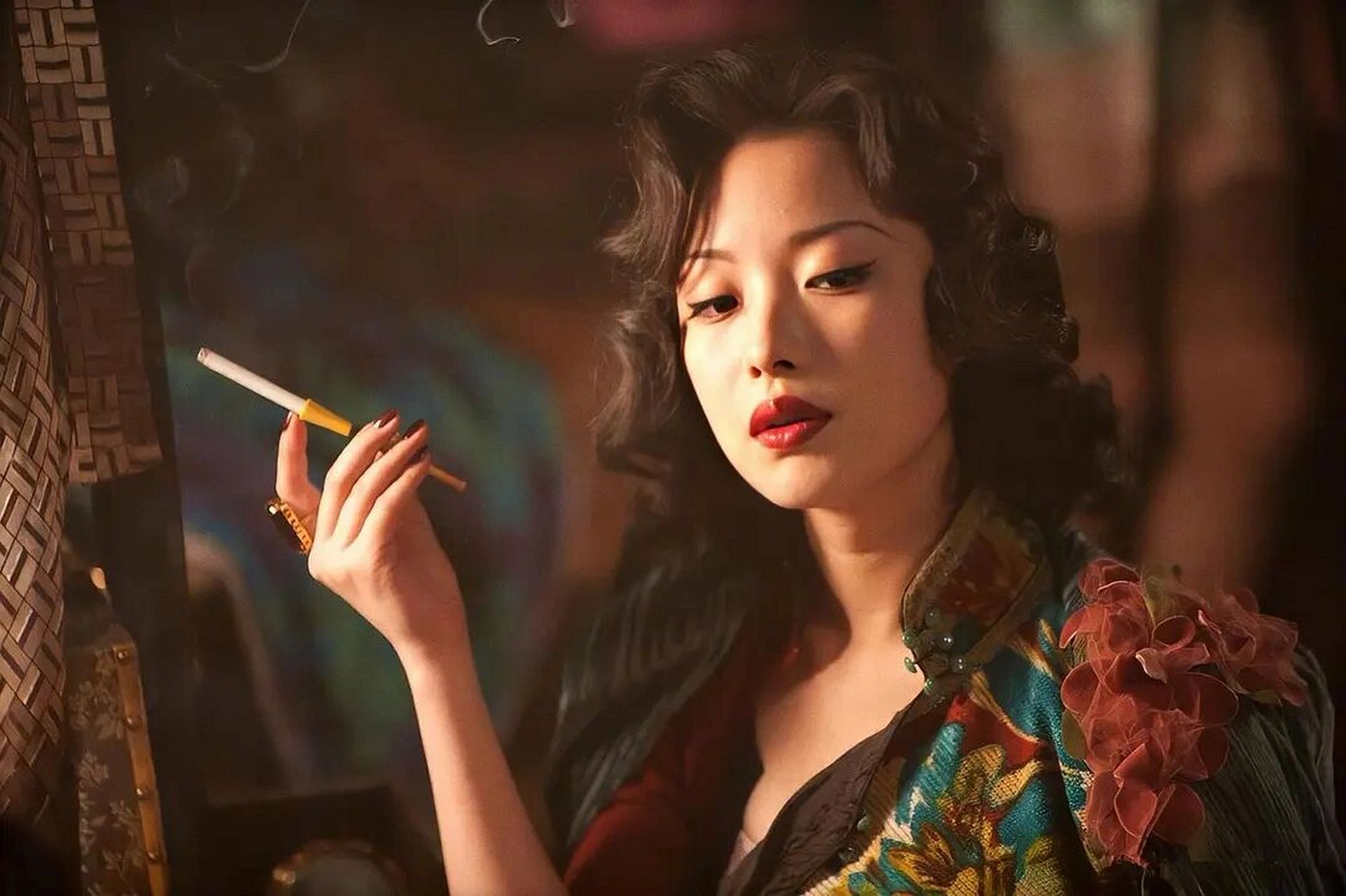 美丽的亭子间嫂嫂秀珍,因生活所迫在上海当暗娼,然而