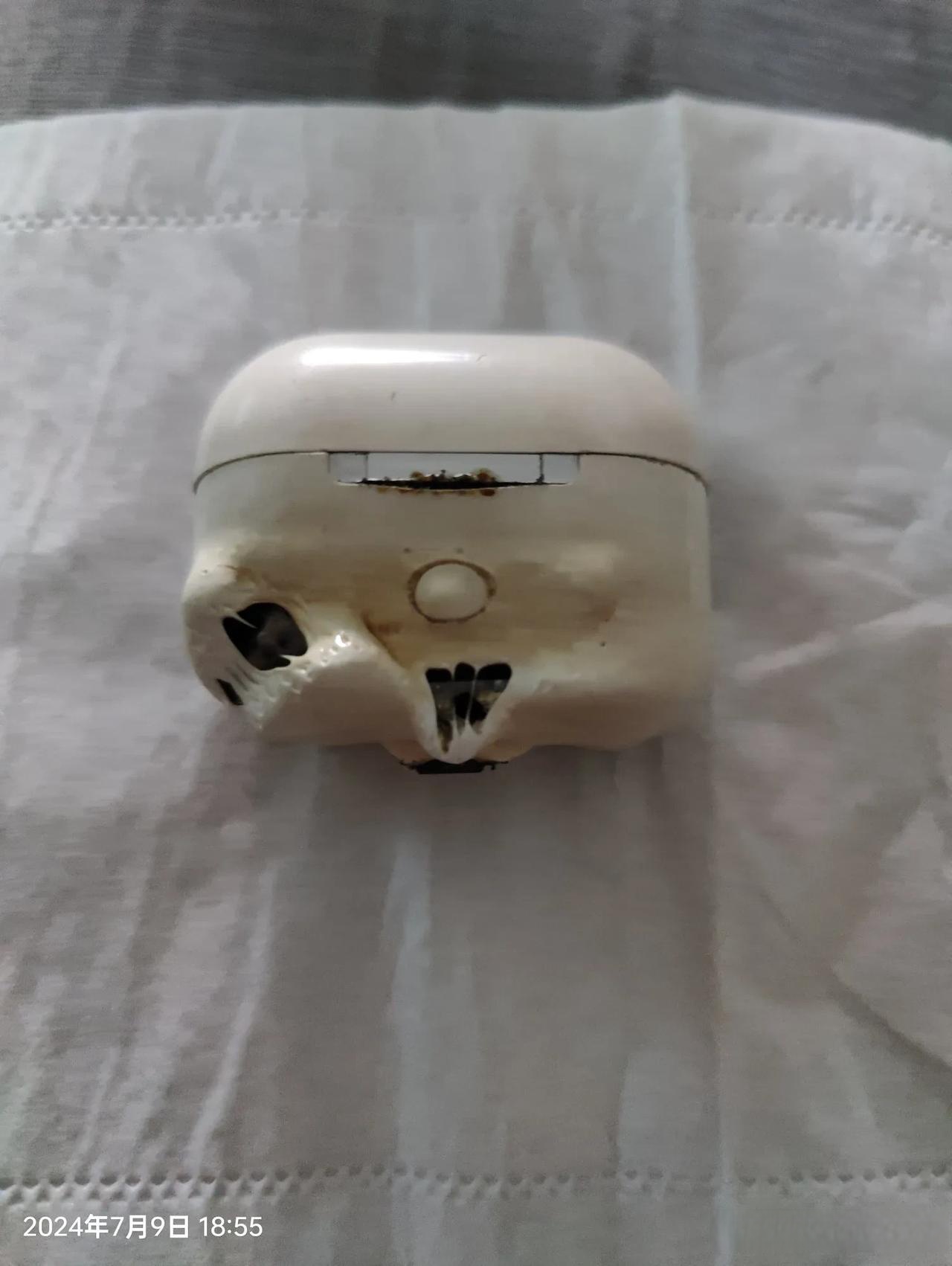 看嘛今天差点引起火灾 一个65w的充电器给蓝牙耳机充电,差不多充 100