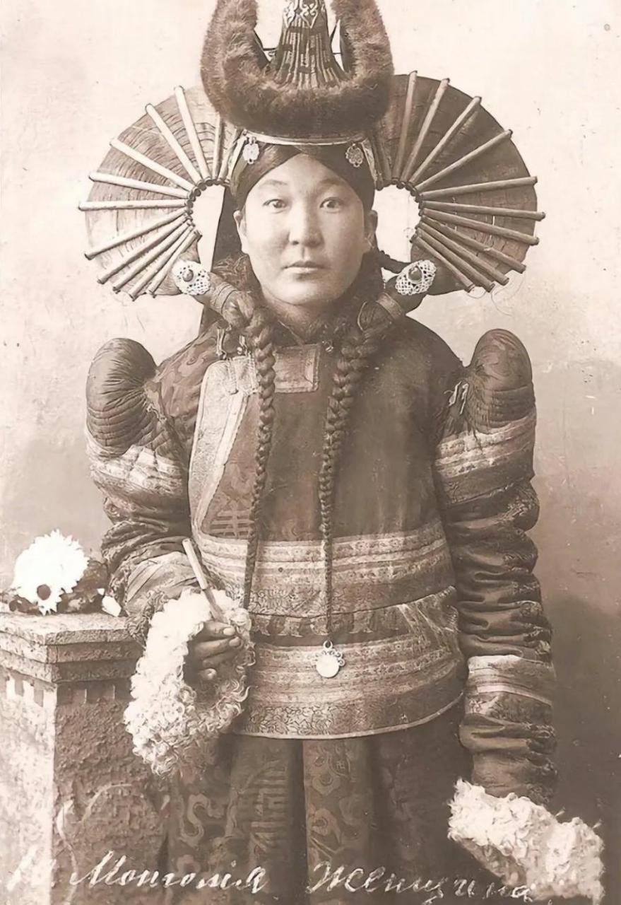 晚清时的蒙古公主,霸气十足 古时的蒙古人是马背上的民族,不分男女都