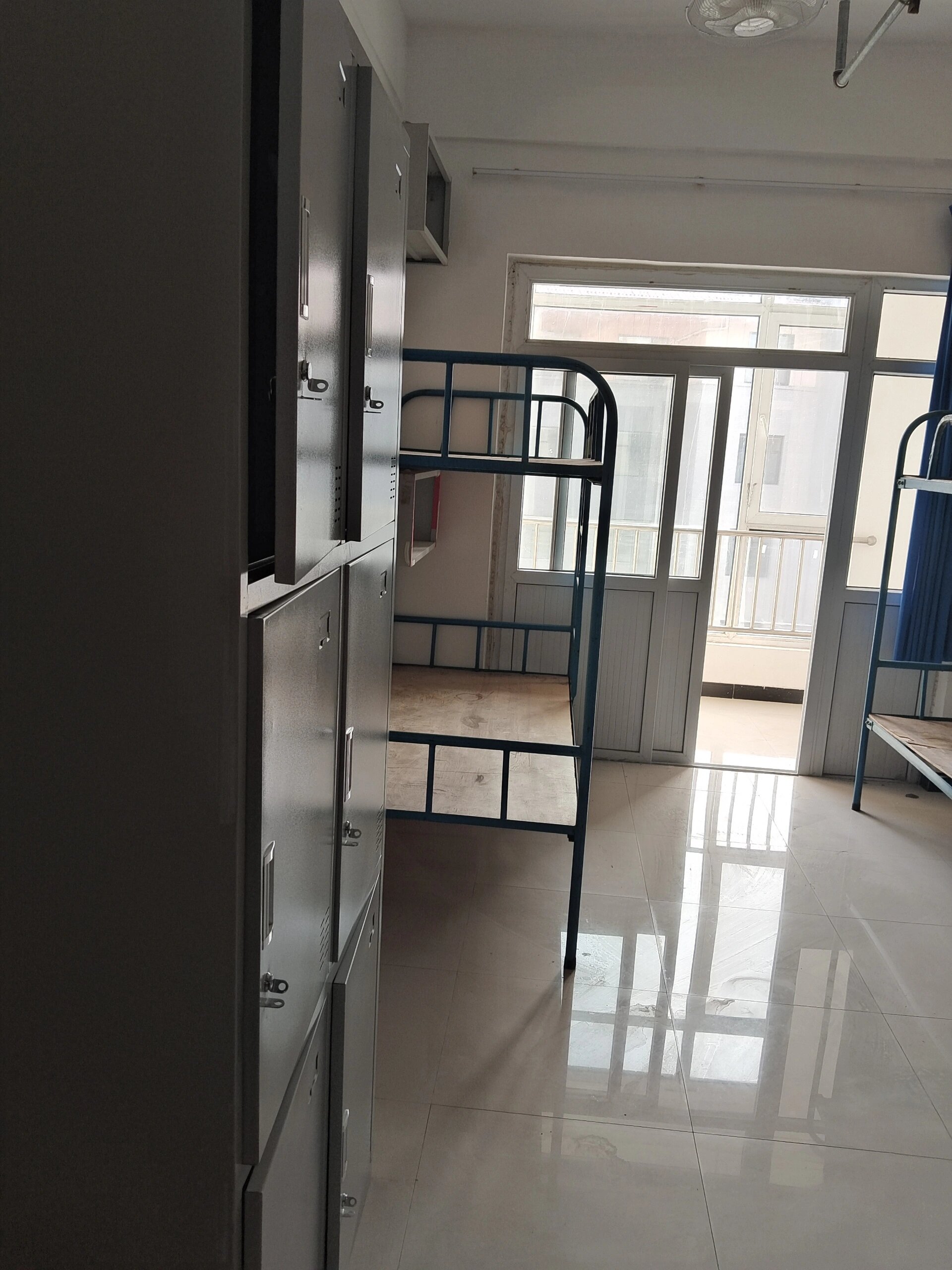 邢台医学高等专科学校皇寺校区南区宿舍 宿舍里面有三张桌子哦,和独立