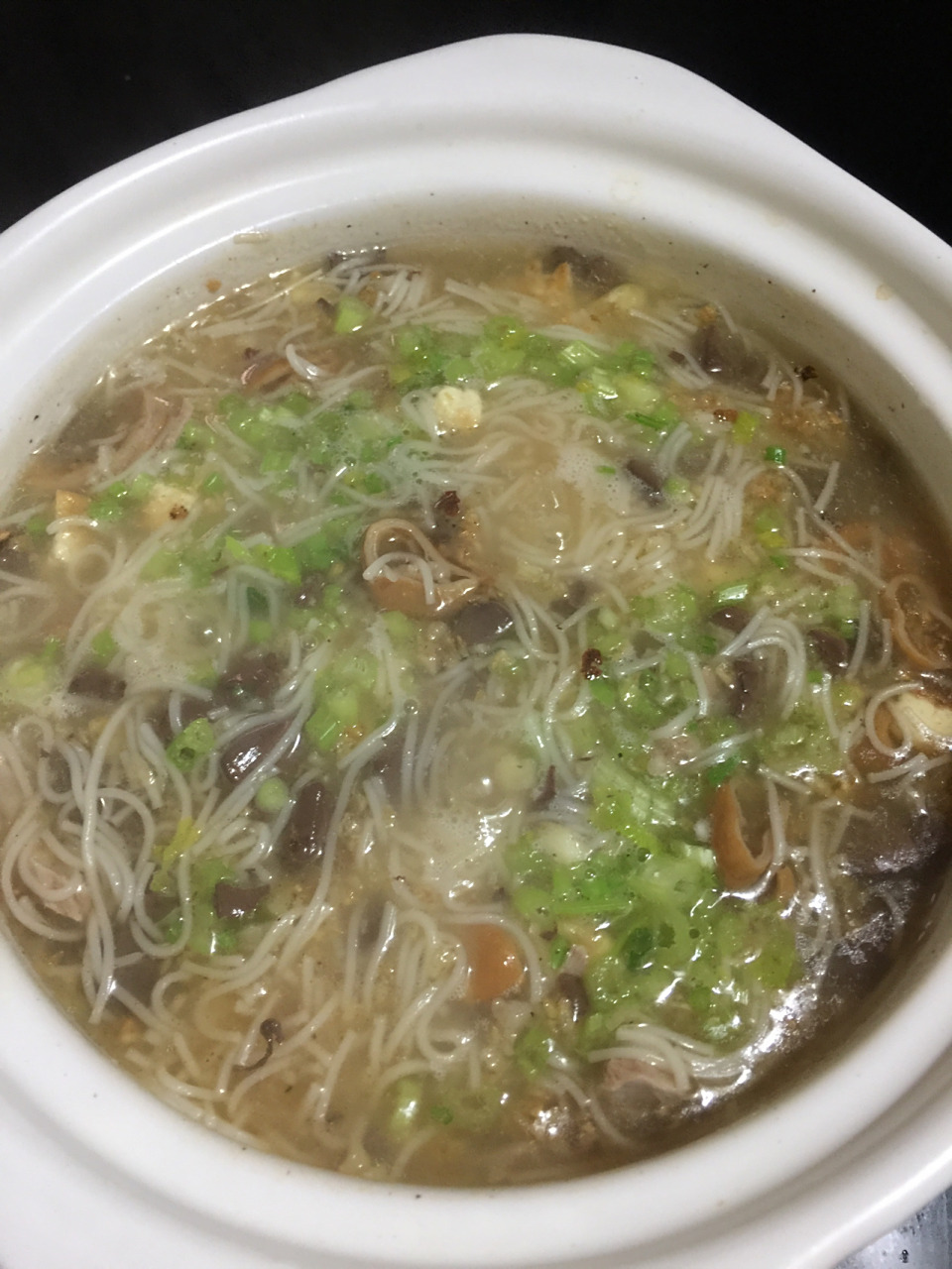 如何做出一碗美味的面线糊 面线糊,在厦门一直是与沙茶面齐名的特色