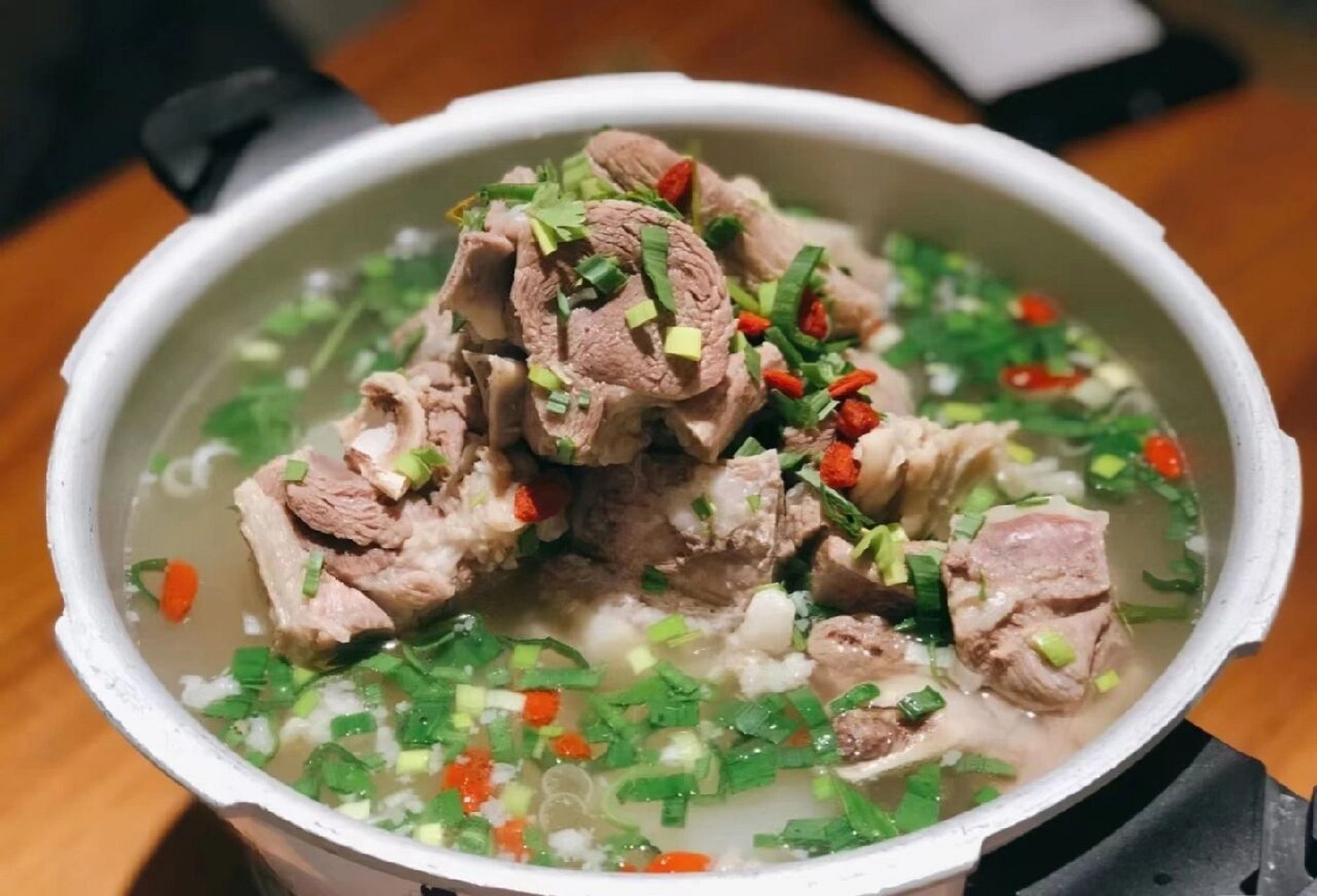 中国航天羊眉吐气丨为什么航天员落地第一餐要吃清炖羊肉?