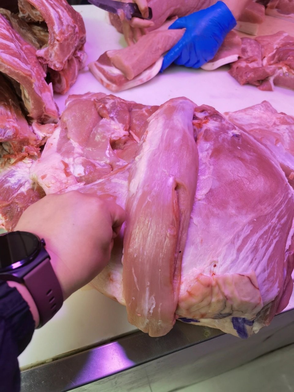 30斤肉啊 今天一早跑到菜市场特意看了一下30斤肉是多大一坨 真的好