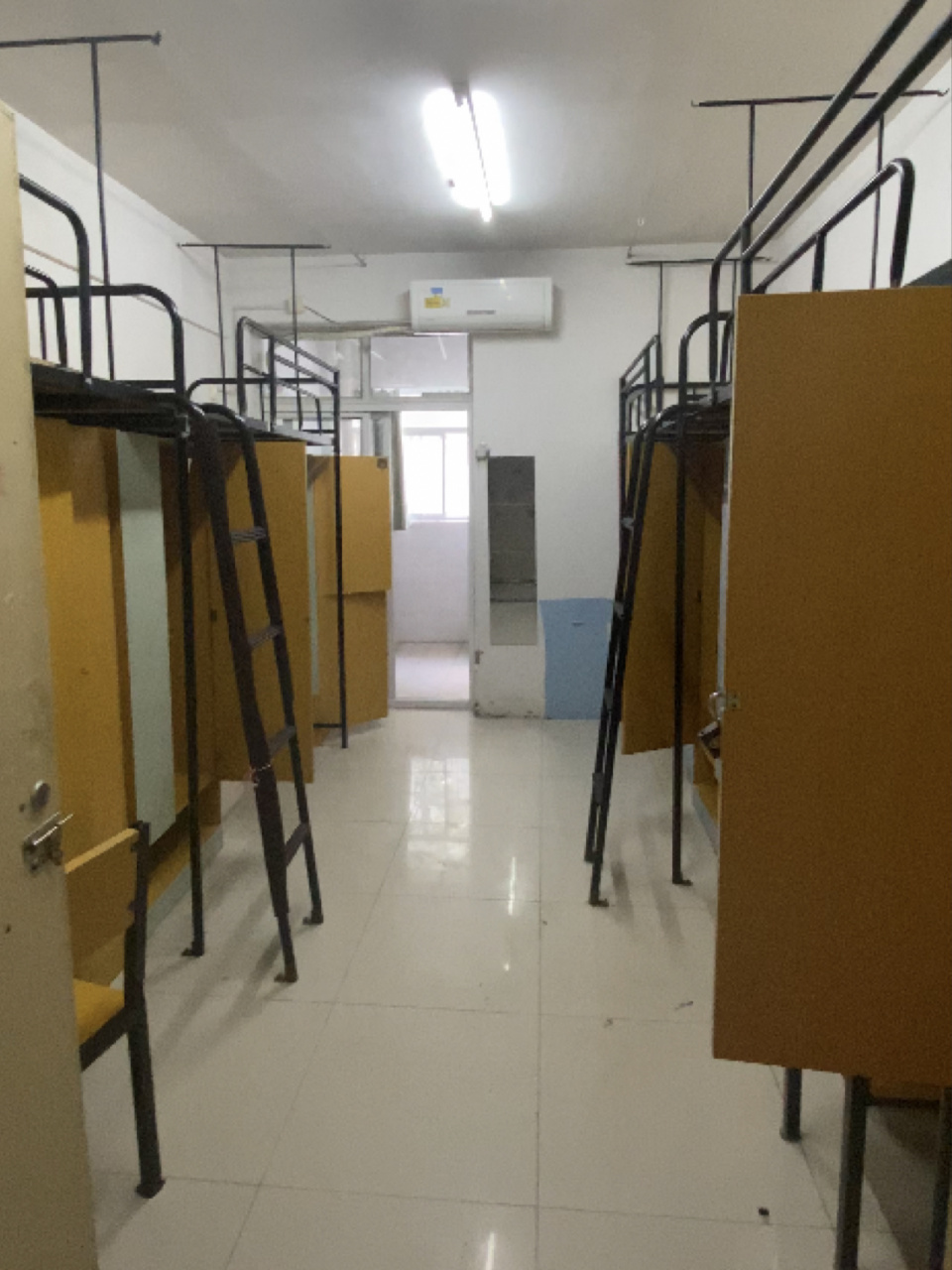 江汉大学 宿舍 (大一六人寝上下铺,大二以后四人寝上床下桌,主页都有