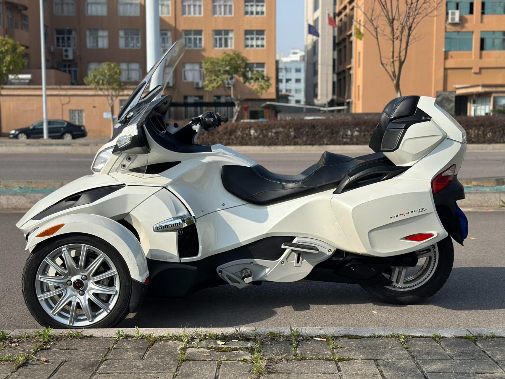 拿下14年庞巴迪倒三轮,新车40多万,排量1330cc,车况极品,安全行驶1万