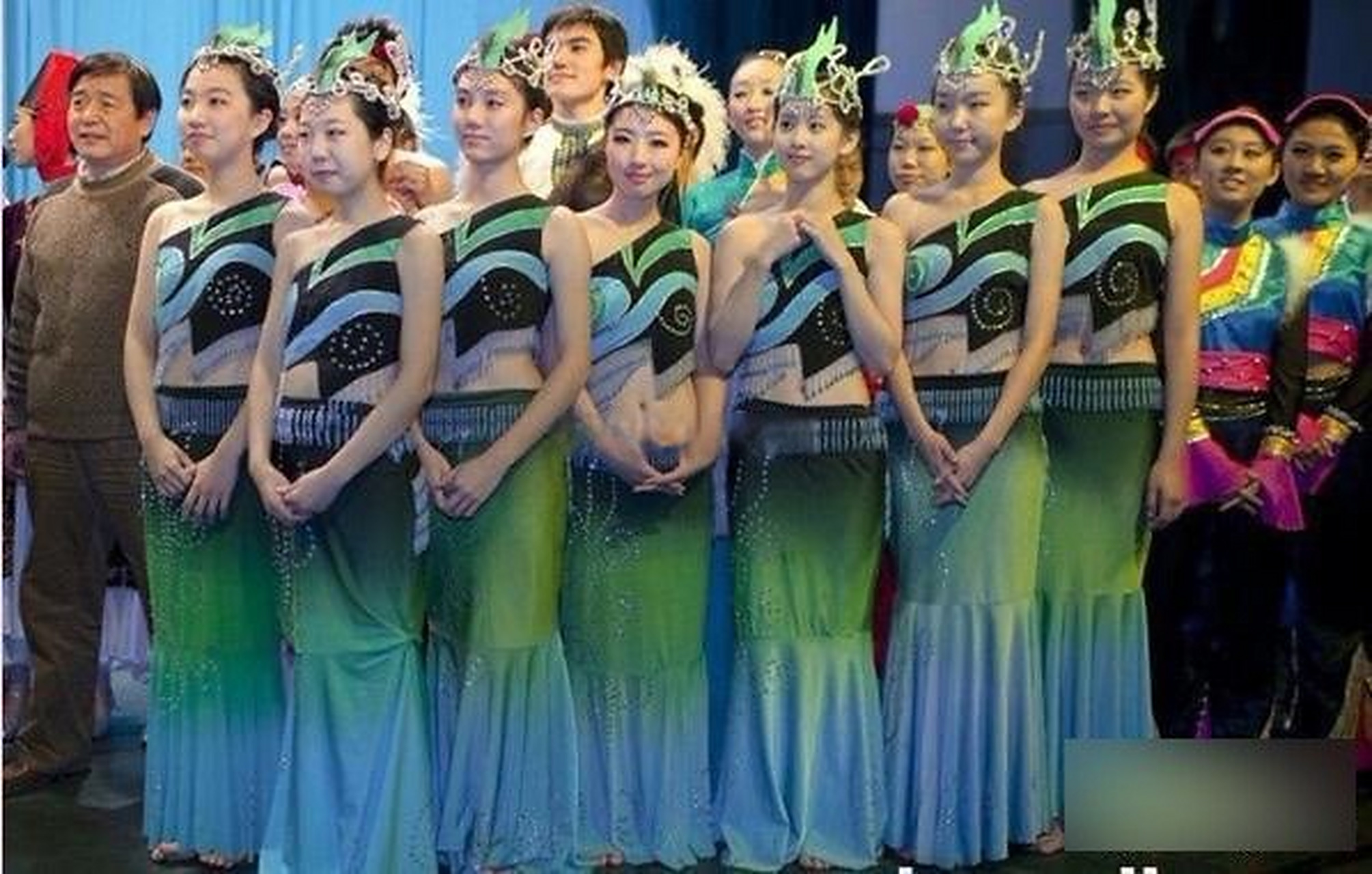 章泽天在清华大学跳舞,果然长得好看的最显眼