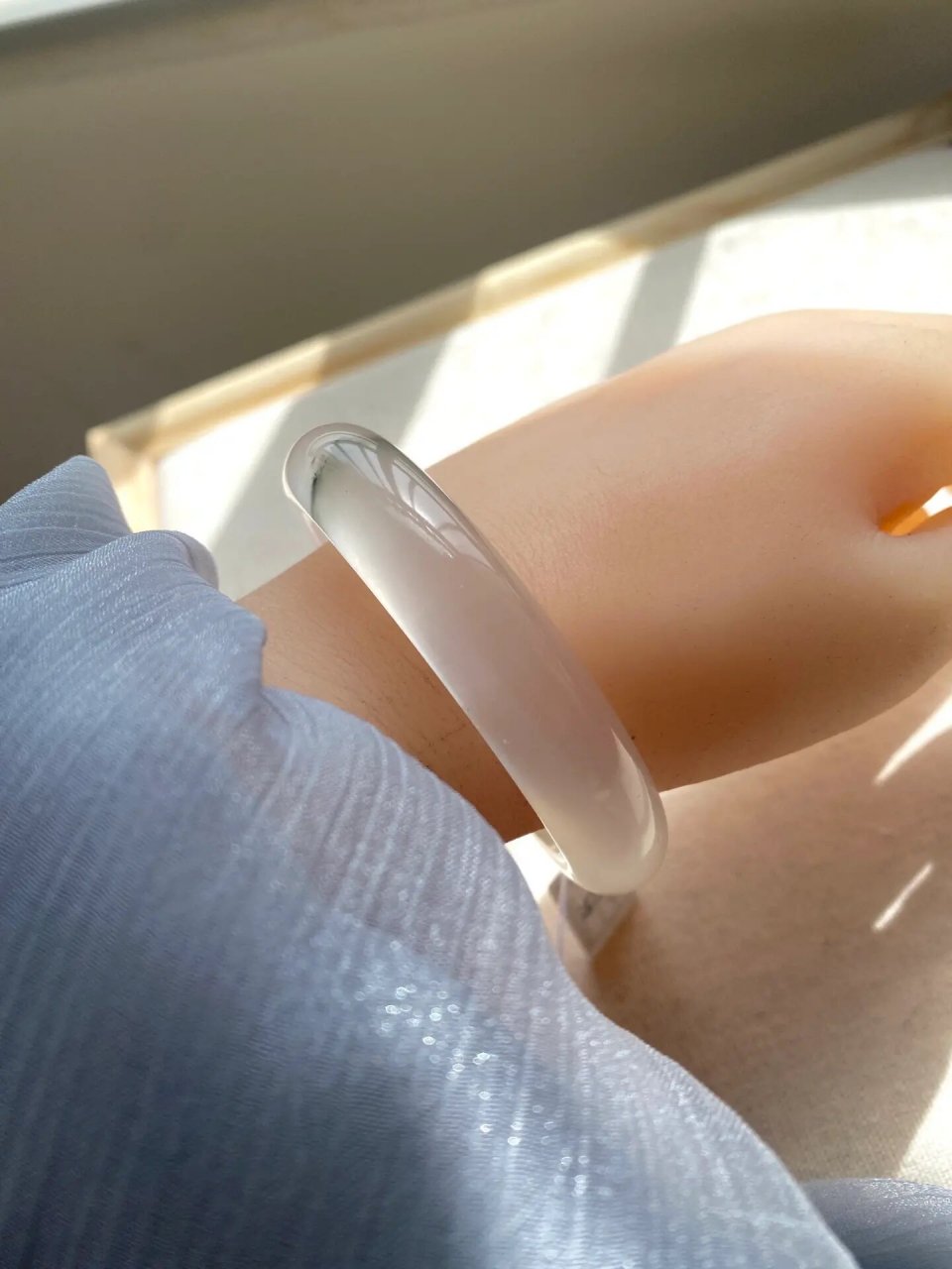 高冰种飘花高货96金丝玉宝石光 金丝玉宝石光属于天然材质, 冰透莹