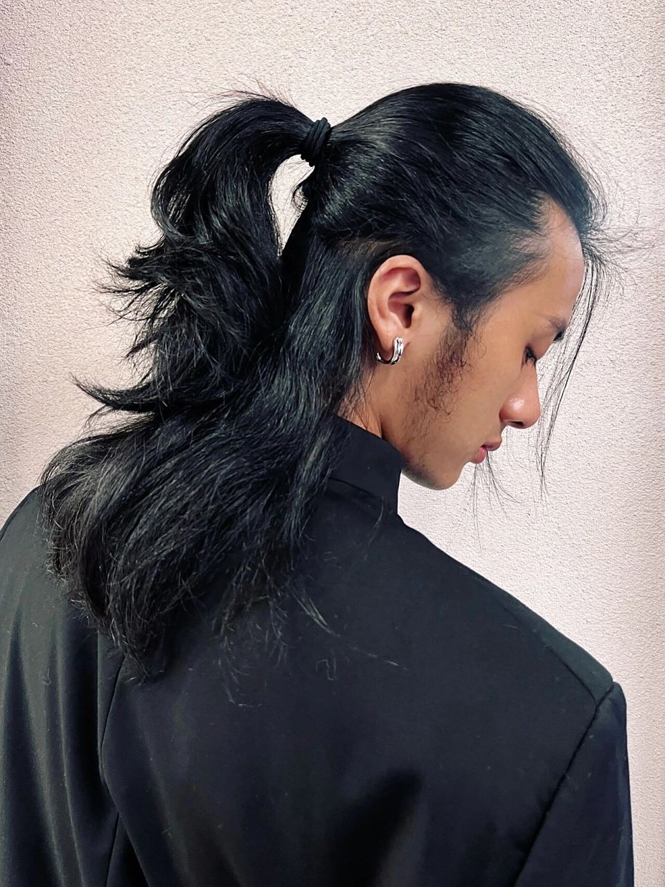 长发男生发型|半扎马尾辫 捋一半头发扎成马尾 再顺一些刘海放下 一个