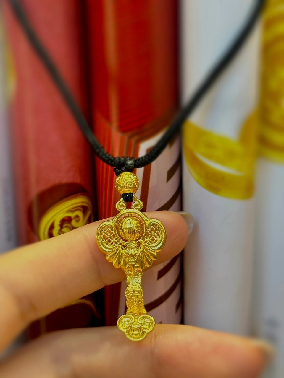 黄金如意吊坠 愿生活顺风顺水顺财神 黄金福字如意吊坠,搭配黑色绳子