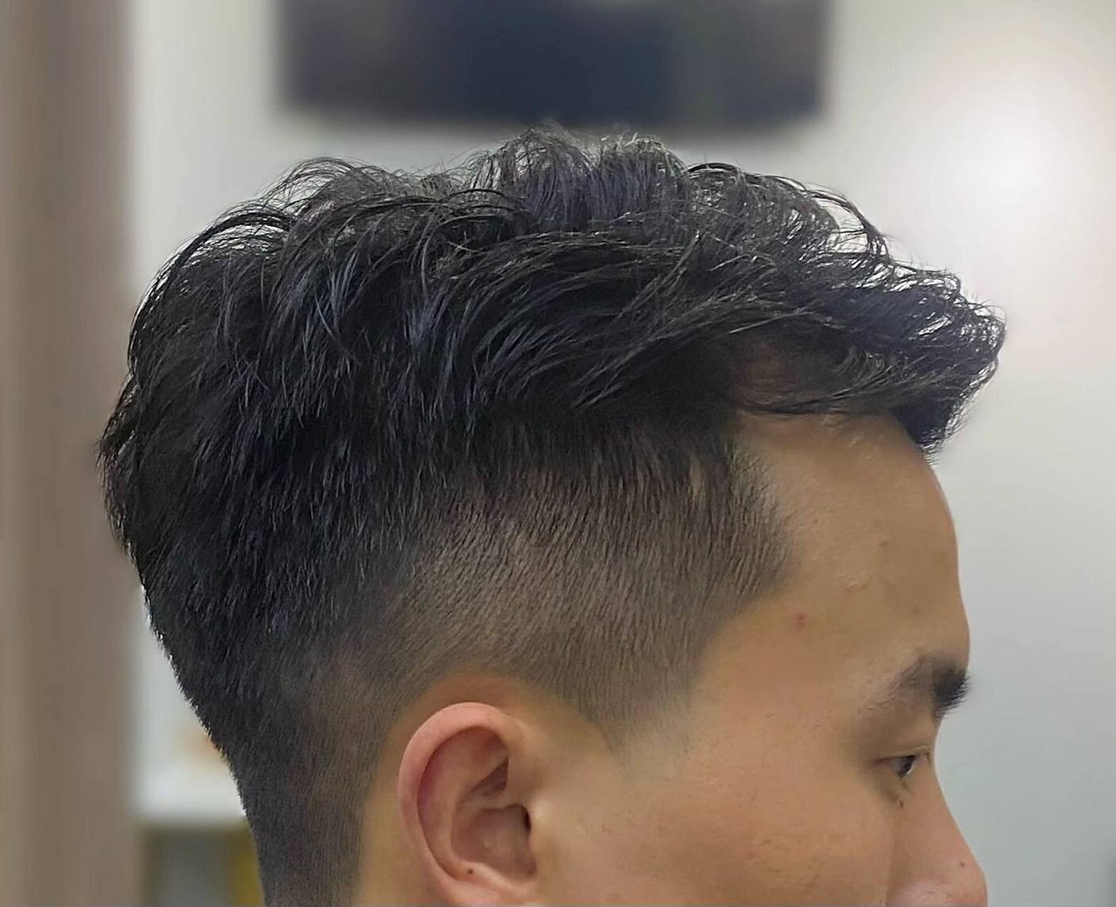 男生纹理烫发:三七侧背 纹理烫能让头发保持自然的同时增加发型的线条