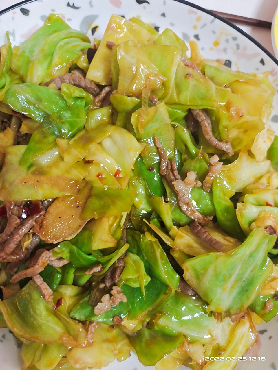 炝炒甘蓝 甘蓝手撕成块 起锅烧油,放葱姜蒜,肉丝,再放点郫县豆瓣酱