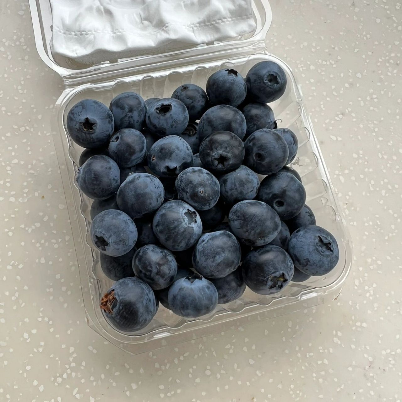 包装的吧 蓝莓08都会装在独立的塑料蓝莓盒子里,一盒蓝莓净果是125g