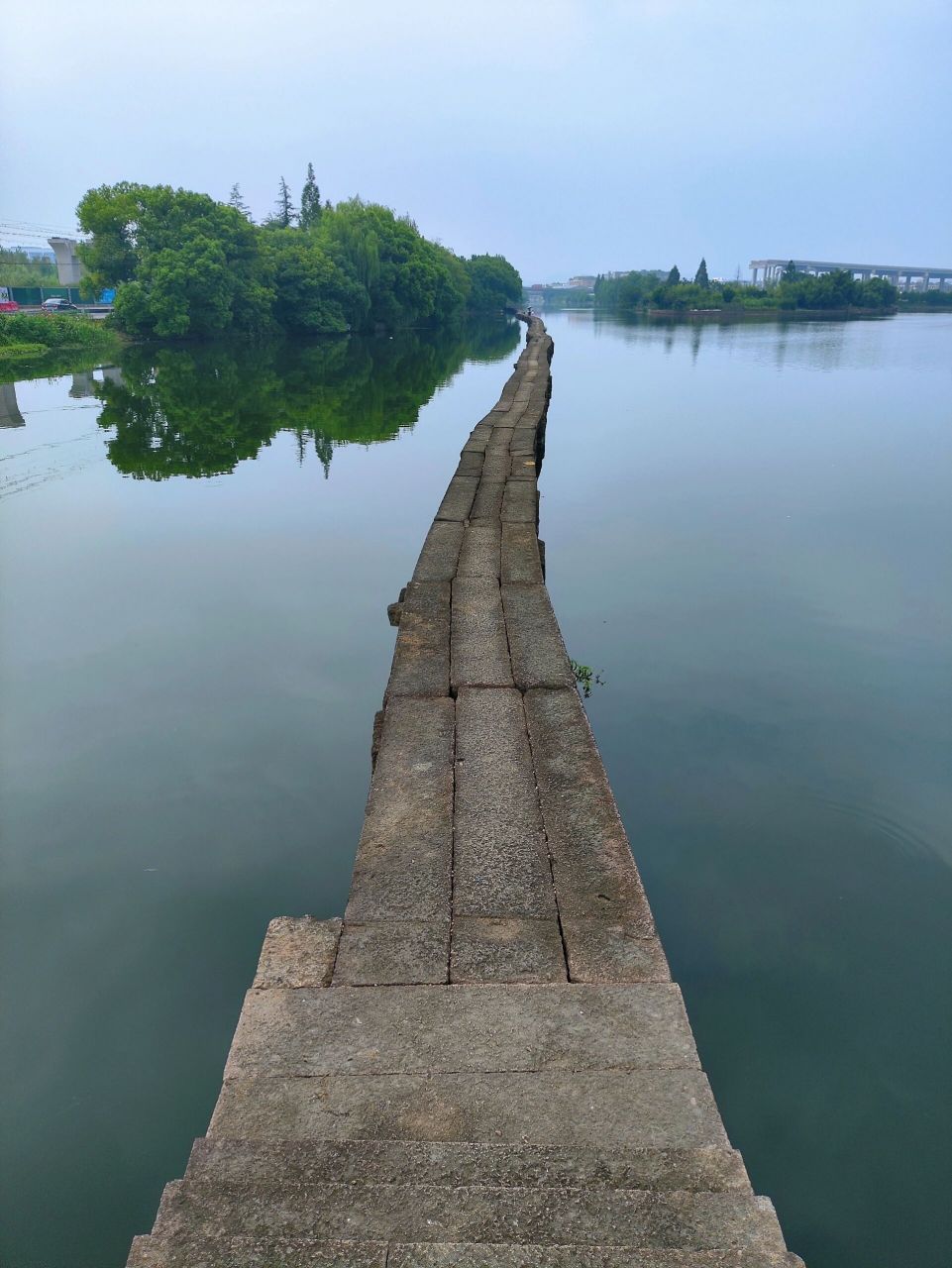 古纤道 古纤道原名纤塘,远道塘,纤道桥,位于浙江省绍兴市北部,从东